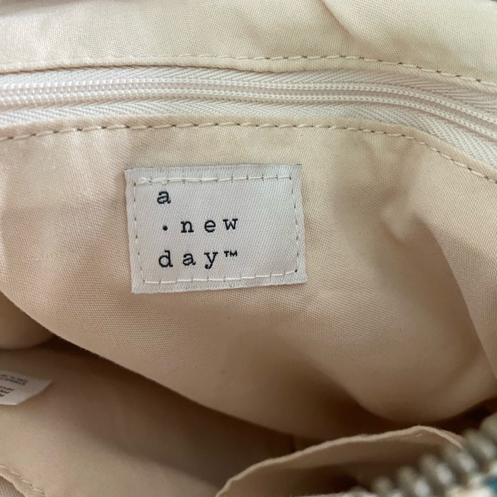 A New Day Floral Cross Body Purse - Picture 10 of 12